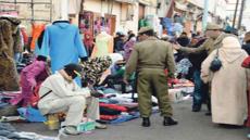 يرفضون الاستقرار بالأسواق النموذجية،،، باعة متجولين يحتلون الملك العام بالقليعة