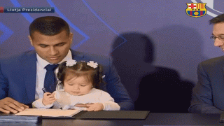 شاهد.. طفلة صغيرة تُوقّع عقد انتقال أبيها إلى نادي البارصا