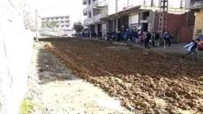 أغرب حركة احتجاجية في العالم… مغاربة يحرثون شارعا ويزعون به البطاطس