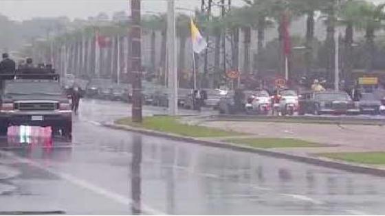 بالفيديو..لحظة اقتحام شاب لموكب الملك رفقة البابا فرنسيس