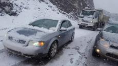 الثلوج تقطع ممر “تيشكا” و مديرية التجهيز والنقل واللوجيستيك بورززات تتدخل