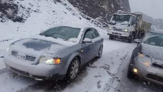 الثلوج تقطع ممر “تيشكا” و مديرية التجهيز والنقل واللوجيستيك بورززات تتدخل