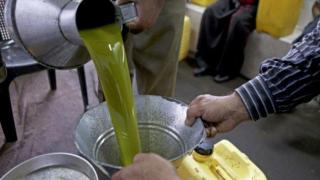 نكهات ومواد كيماوية .. عصابات الغش في “زيت زيتون” تبيع السموم للمغاربة