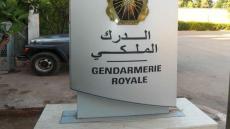 نافذ يهدد المواطنين داخل مركز الدرك بتاونات و يدعي قربه من الملك و القصر