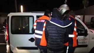 توقيف شخص ظهر في شريط فيديو وهو يعرض زوجته لاعتداء جسدي بالشارع العام مع حيازته لسلاح أبيض