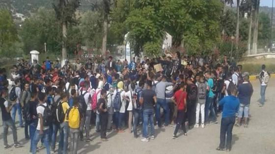 مئات التلاميد بتاونات يخرجون إحتجاجا على أوضاع ثانوية “خالد بن الوليد” التأهيلية