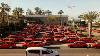 سائقي سيارات الأجرة الصغيرة بأكادير يحاصرون مقر رئيس المجلس الجماعي لأكادير