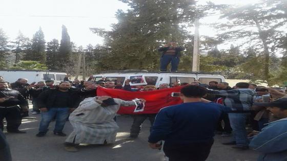 سكان دواوير بتاونات يحتجون امام مقر قيادة بني وليد