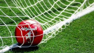 صاحب فندق يحتجز لاعبين من البطولة الوطنية . و لاعب يفر من النافذة