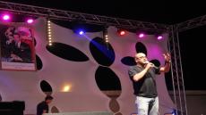 كوميدي أمازيغي يدعو إلى التفرقة و يهين المغاربة و نشطاء يعتبرونه عنصري و مستفز