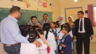 الفنانة تباعمرانت تزور مؤسسة تعليمية الرائدة بالقليعة وتدعو إلى تفعيل التدريس بالامازيغية.