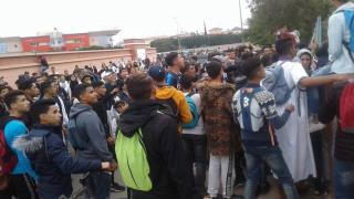 تلاميذ انزكان يرفضون التمدرس و يحتجون داخل المديرية الاقليمية للتعليم على التوقيت الجديد