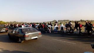 مئات التلاميذ بالقليعة وأيت ملول سيرا على الاقدام صوب مديرية التعليم ” رفضا” لساعة العثماني