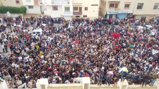 تلاميذ أكادير ”يصعدون” احتجاجاتهم ضد التوقيت الجديد من المديرية الى الاكاديمية