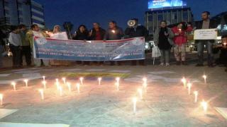 أكادير: فعاليات حقوقية تتحد في وقفة رمزية بالشموع لإحياء حقوق الإنسان