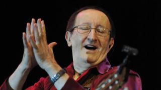 صاحب رائعة “أفافا ينوفا” ، الجزائري “ايدير” في ذمة الله