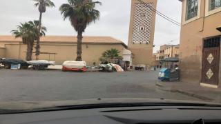 سوق عشوائي ينتهك حرمة المسجد الأعظم بتارودانت (صور)