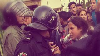 على شاكلة هنذ التميمي صورة ثلميذة وجها لوجه مع عنصر شرطة تلهب الفايسبوك