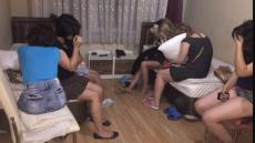 مناديل ورقية وعوازل طبية ،،، مداهمة شقة للتدليك الجنسي و إعتقال أربع فتيات ضمنهن “الباطرونة”