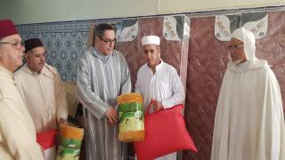 والي سوس ماسة يوزيع أسرة وأفرشة ومواد غذائية لفائدة المدرسة العتيقة “سيدي عبد الله أوعمر”