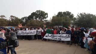 التلاميذ بإنزكان أيت ملول يوقفون الدراسة و يحتجون ضد تعنيف اساتذة “الكونطرا”