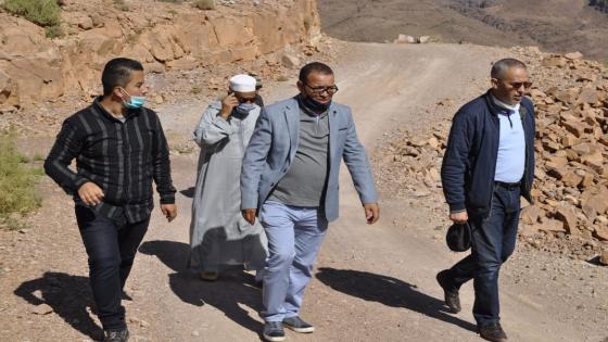 الشوباني يتفقد مشاريع بناء الطرق لفك العزلة بإقليم زاكورة