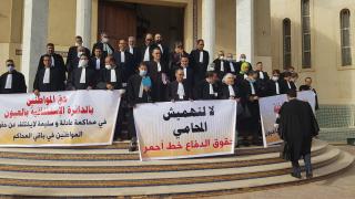 محامو العيون والداخلة يحتجون ببذلاتهم المهنية ويقاطعون جلسات المحاكم