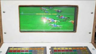 أربعيني بأكادير يتزعم شبكة وطنية لترويج آلات القمار ” الرياشة “