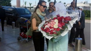 المغاربة يستقبلون بطلة مسلسل سامحيني بالورود و الزغاريد