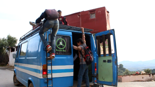 كالخرفان و البهائم ،،، هكذا ينتقل تلاميذ جماعة عين مديونة بتاونات لحجرات الدراسة “فيديو”