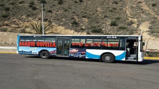 كارثة..شاهد الحافلة الخاصة بنقل زوار قصبة آكادير أوفلا بعد منع السيارات والدراجات النارية