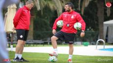 لاعبو الوداد يخوضون تداريبهم في حديقة الفندق بتونس