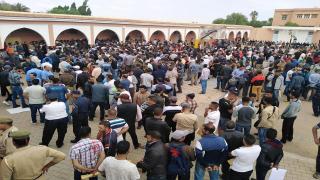 بالصور.. الفوضى تتسبب في تأجيل عملية تسجيل العمال الزراعيين بأولاد تايمة للعمل بفرنسا