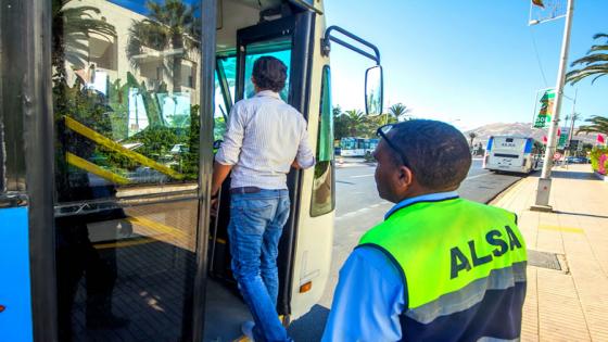 مراقبي حافلات “ألزا” يجرون “مناضلا فايسبوكيا” للتوقيف بسبب مناوشات داخل الحافلة