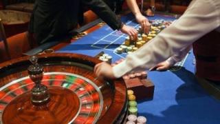 تفاصيل اعتقال الأمن لعصابة هاجمت فيلا للقمار بحضور مدير تلفزيون ورجال دولة