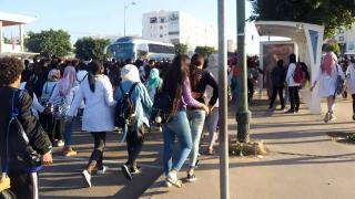 تلاميذ اكادير يقاطعون الدراسة لليوم التالث و يحتجون بالالاف على الساعة الإضافية