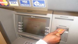 إحذرو … عصابة بأكادير تسرق الشبابيك الاتوماتيكية باستخدام مواد لاصقة