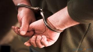 بعد مقاومة عنيفة و رش عناصر الشرطة بمادة مشتعلة . امن إنزكان يوقف مپحوت عنه يتاجر في المخدرات