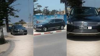 مسؤول إقليمي بأكادير يخرق قانون السير و يركن سيارته بشكل مستفز