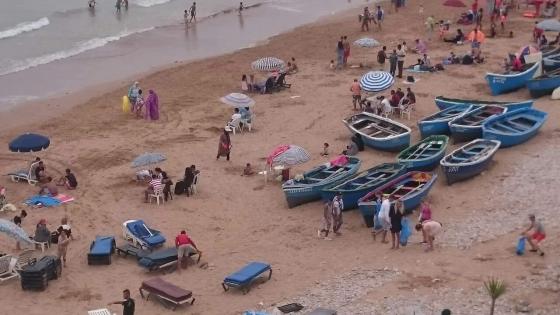 أكادير : سياح أجانب يقومون مقام البلدية في تنظيف الشواطئ