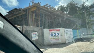 لعنة الحوادث تطارد أوراش العلالي.. عامل يلقى حتفه وزميله في حالة حرجة