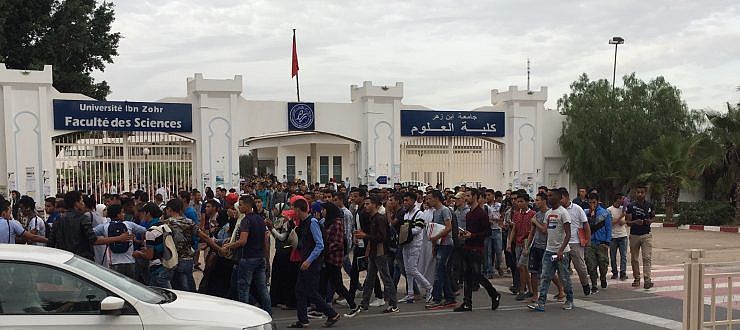 جامعة ابن زهر بأكادير على صفيح ساخن … ألاف الطلبة يقاطعون الدراسة وينزلون إلى الشارع للاحتجاج