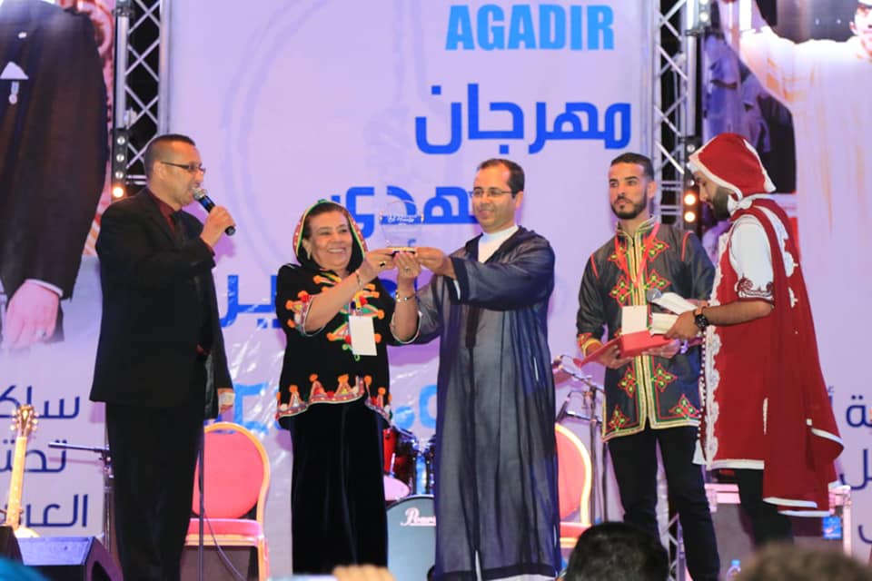 إعلاميون يحتجون بأكادير و يرمون شارات الصحافة في وجه منظمي مهرجان تابع للبيجيدي