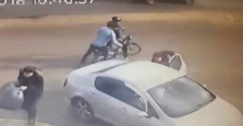 بالفيديو: سيدة تتعرض للكريساج من طرف لصين بدراجة نارية وسط النهار