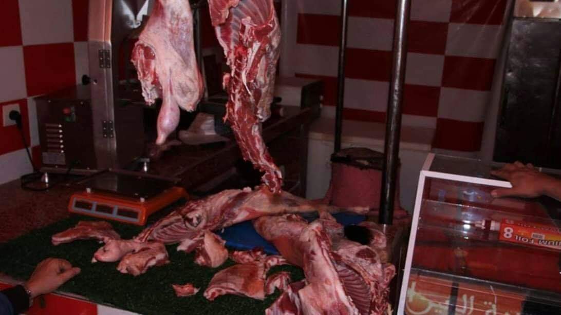 ضبط كميات كبيرة من اللحوم الفاسدة بأسواق العيون