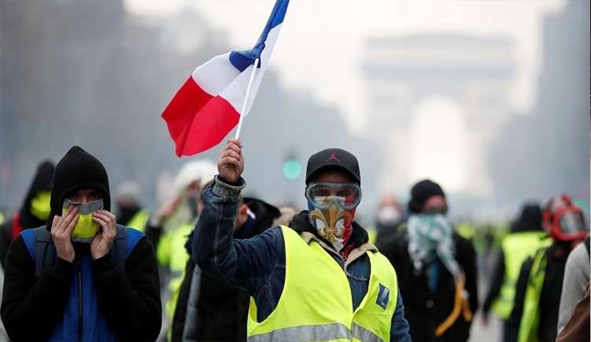 اعتقال 63 شخصا في اشتباكات بين الشرطة ومحتجي “السترات الصفراء” بفرنسا