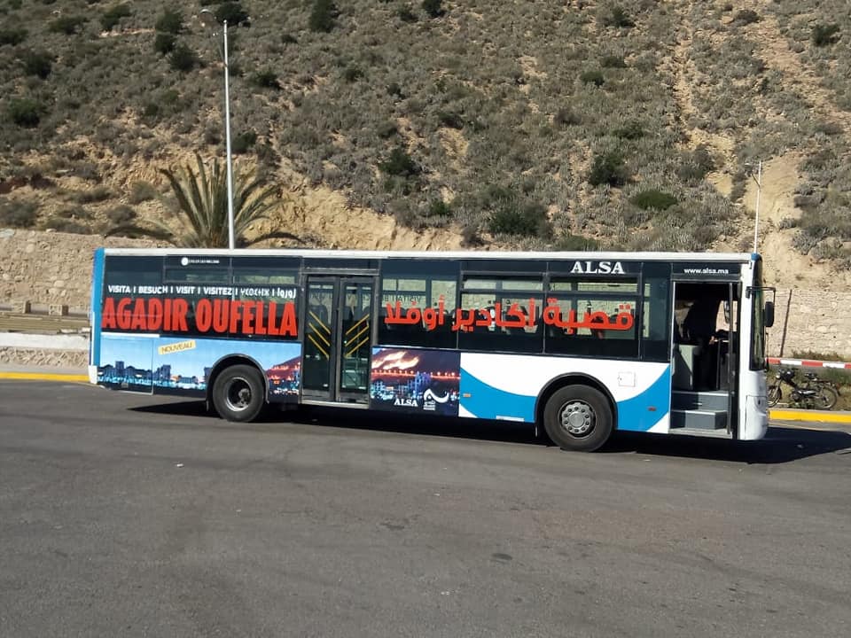 كارثة..شاهد الحافلة الخاصة بنقل زوار قصبة آكادير أوفلا بعد منع السيارات والدراجات النارية