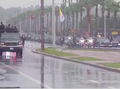 بالفيديو..لحظة اقتحام شاب لموكب الملك رفقة البابا فرنسيس