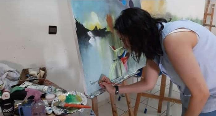 الفنانة العصامية مريم بن معروف المغربية تخلق الجدل بلوحاتها التجريدية