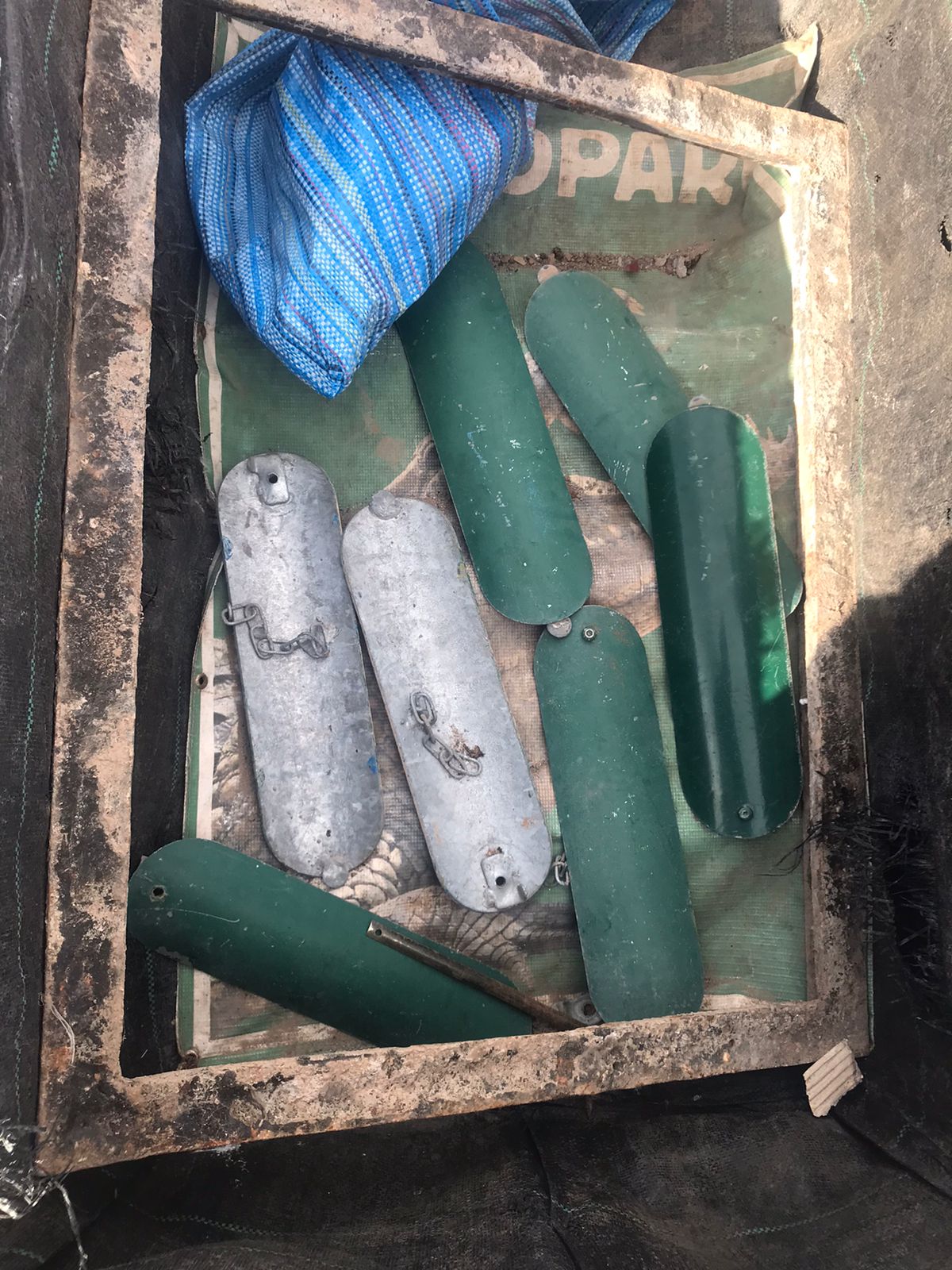 درك القليعة يوقف متورطين في تخريب وسرقة أغطية الأعمدة الكهربائية ويكشف شبكة لتصريف المسروقات